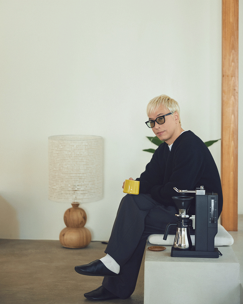 ドリップ式コーヒーメーカー「バルミューダ ザ・ブリュー」で淹れたコーヒーを片手に。都市空間に馴染むデザイン、そしてクリアな味わい。いつものコーヒータイムが、より豊かで実りあるものに変わる、特別な逸品だ。6万8200円／バルミューダ