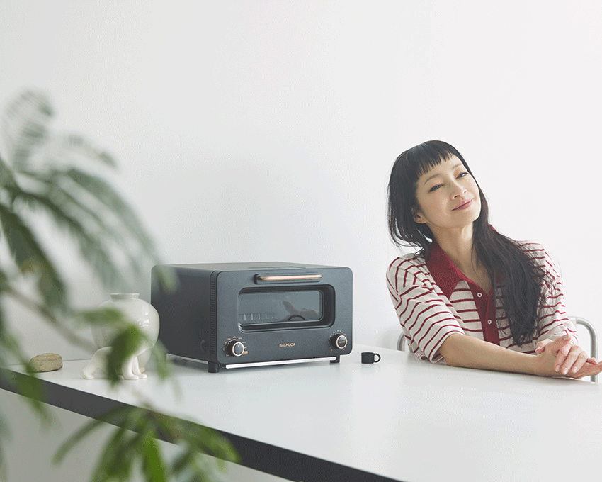 「バルミューダ ザ・トースター プロ」。朝のトーストのみならず、ホーロー製の容器を用いてオーブン料理もよく作っているというりょうさん。プロの火入れが実現できる「サラマンダー機能」も特筆すべきポイント。3万8500円／バルミューダ