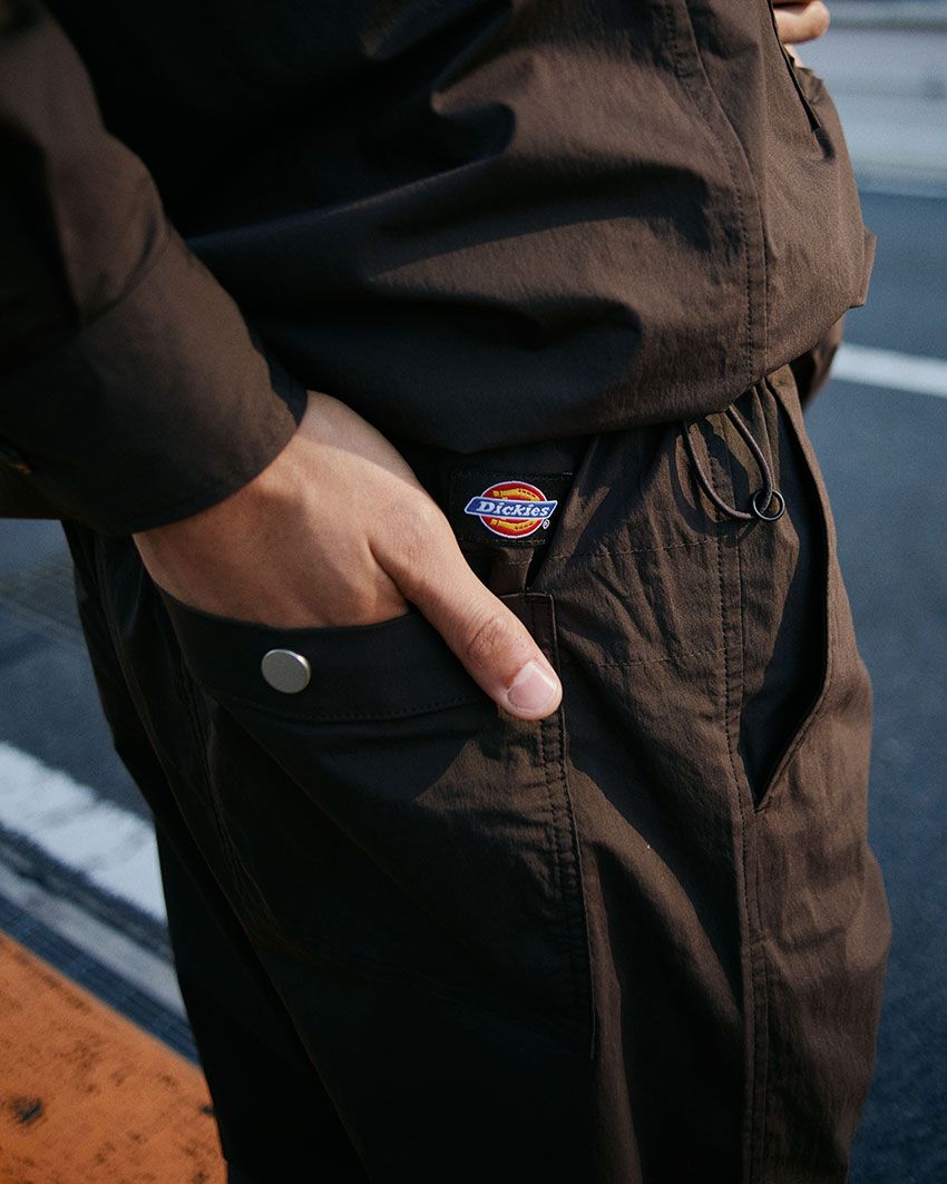 “デニム仕様”の特別な「ディッキーズ」登場！タフで洒脱なコラボ作、仕掛け人はホワイトマウンテニアリング - 1枚目の画像