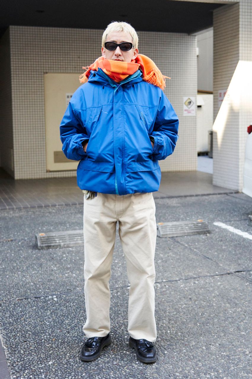 街を染める「ブルーアウター スタイル」5つの模範解答。黒や白にも負けない定番カラーの魅力 - 2枚目の画像