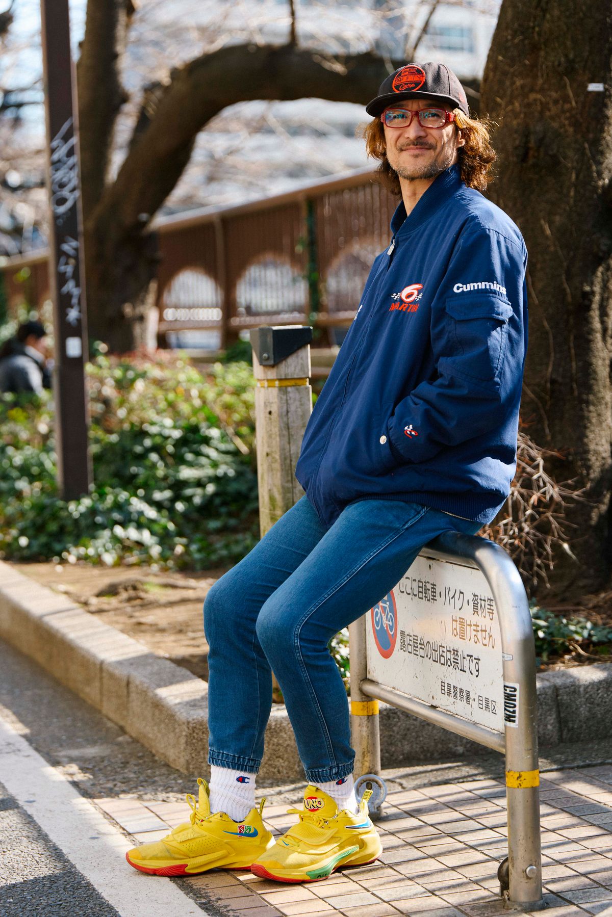 ジャケット、ニット、パンツ＝すべて古着