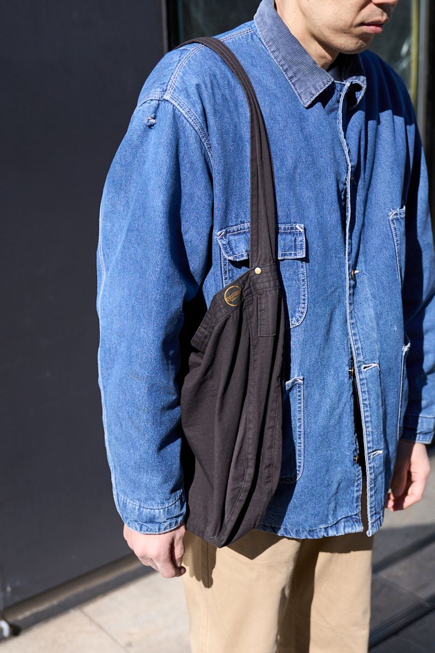 街を染める「ブルーアウター スタイル」5つの模範解答。黒や白にも負けない定番カラーの魅力 - 5枚目の画像