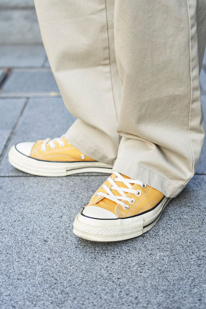 そろそろ装いに彩りが欲しい！色付きコンバース、通称“カラコン”スナップ5選。足元から春支度を - 9枚目の画像