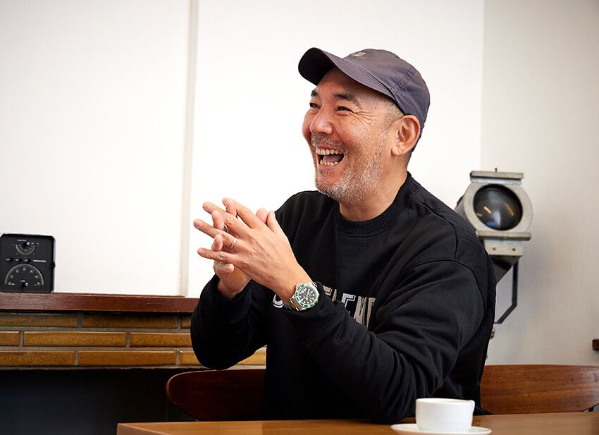 1973年生まれ。理容師と美容師の免許を取得した後、98年からヘアメイクとして活動。2009年にはヘアメイク事務所・belloを設立。ファッション誌のほか、名だたる俳優やアーティストを担当する。