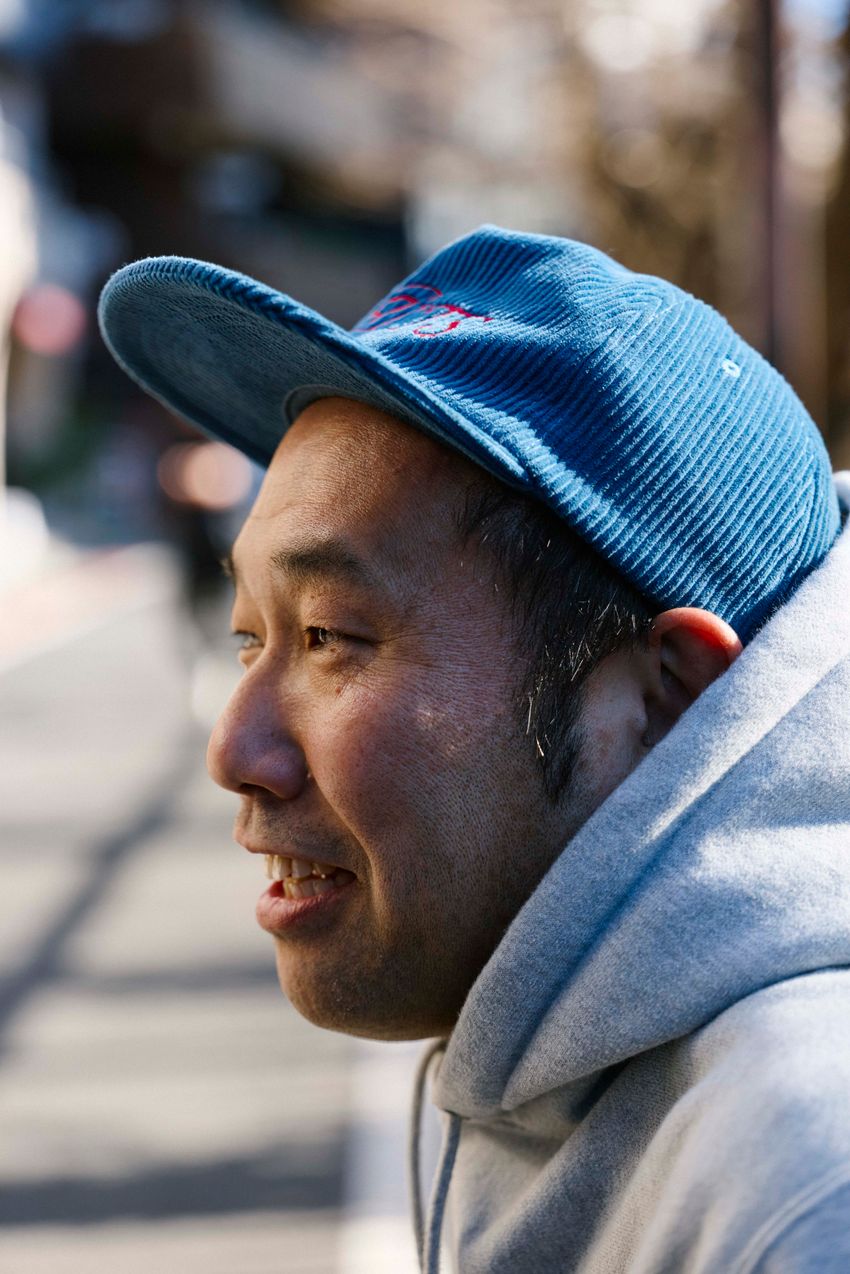 「グレーパーカ＋キャップ」。ラフなのに洒落てる定番コンビ！街角スナップで見るコーデ好例 - 7枚目の画像