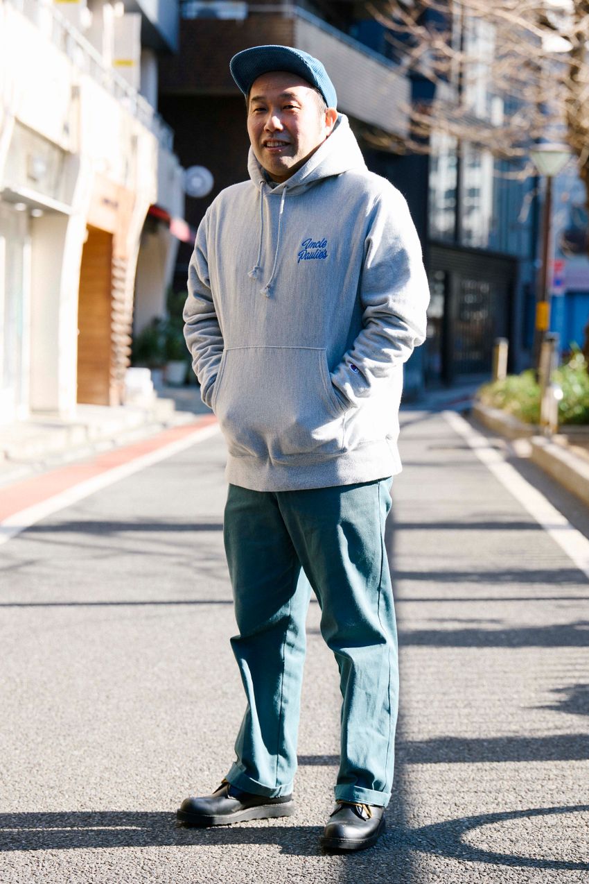 「グレーパーカ＋キャップ」。ラフなのに洒落てる定番コンビ！街角スナップで見るコーデ好例 - 6枚目の画像