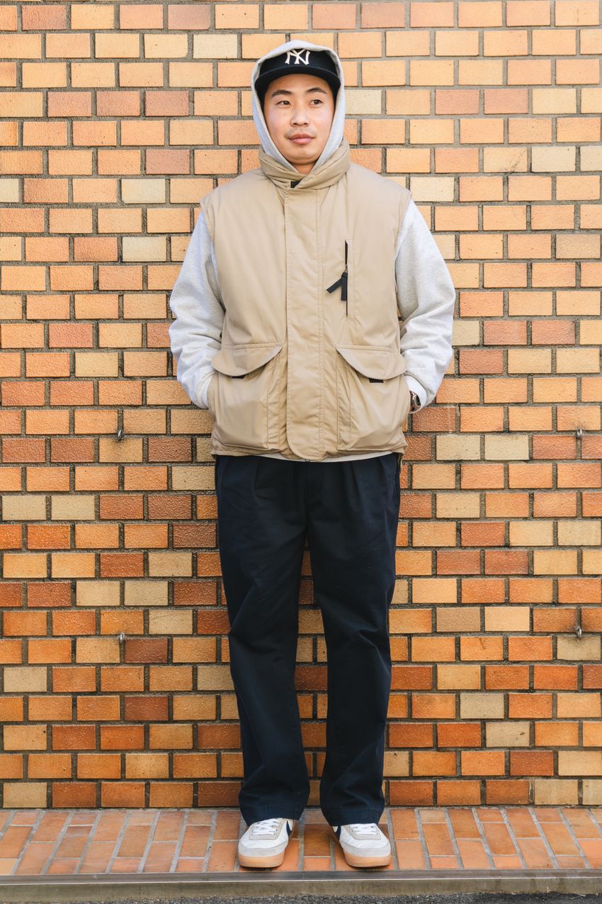 「グレーパーカ＋キャップ」。ラフなのに洒落てる定番コンビ！街角スナップで見るコーデ好例 - 2枚目の画像