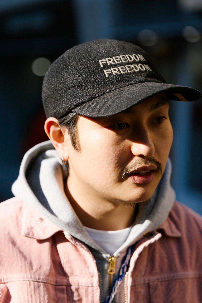 「グレーパーカ＋キャップ」。ラフなのに洒落てる定番コンビ！街角スナップで見るコーデ好例 - 9枚目の画像