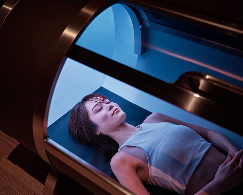 カラダを照らす神秘的なライト。またしても、未来的だ。通常より濃度の高い酸素に、水素も十分に保たれた空間。双方の相乗効果により、疲労軽減や組織修復、免疫サポートまでもが体験できる。健康的な酸素レベルを維持し、カラダのバランスを整えてくれる