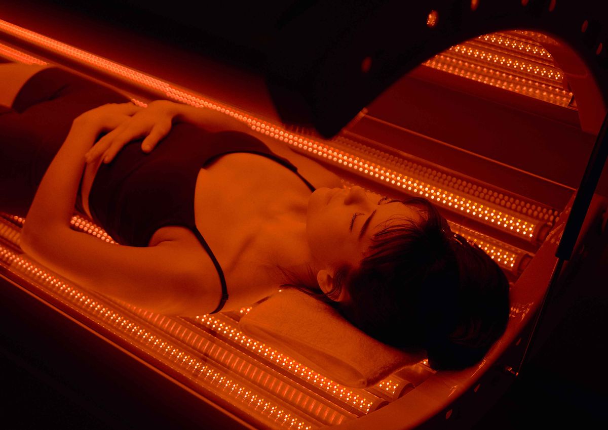 真っ赤な発光が印象的な、LEDライトによるフルボディトリートメント。一つひとつのライトによる相互作用が細胞の再生を促し、血行促進や肌炎症のリカバリーが期待ができる。身体の深部と肌を同時に整えてくれるセラピーは、まさに一石二鳥。