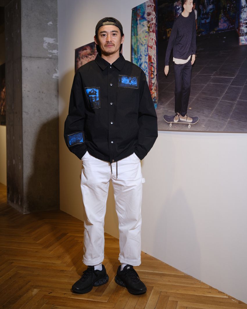 ジャケット＝アンダーアール × ダン・ボルトン　パンツ＝カーハート　シューズ＝ナイキ　キャップ＝ボーイズオブサマー