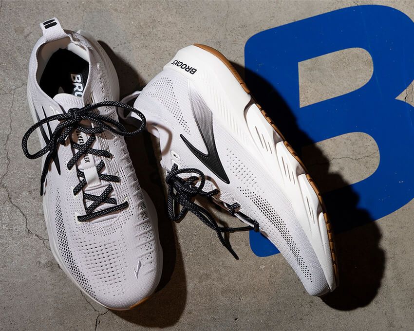 プレミアムクッショニングモデル「グリセリン」シリーズに登場した最新作「グリセリン フレックス」。独自開発の次世代フォーム素材「DNA TUNED」によるソールが、優れた衝撃吸収と疲労軽減、また高い反発性による推進力を生み出す。その一方で、足の接地動作を緻密に計算しチューニングした「FlexZoneTMテクノロジー」が、人それぞれの足の動きを活かしながら、着地から蹴り上げまでの動作をスムーズにサポート。新開発の「エンジニアード・フラットニットアッパー」が高い通気性と優しいフィット感を両立し、快適な履き心地に。2万7500円／ブルックス（アキレス　0120-89-4192）