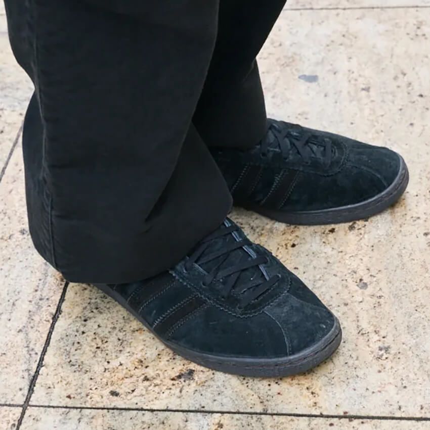 人気の黒スニーカーを調査！街角のお洒落上級者が愛用するのはニューバランス、ホカetc. - 1枚目の画像