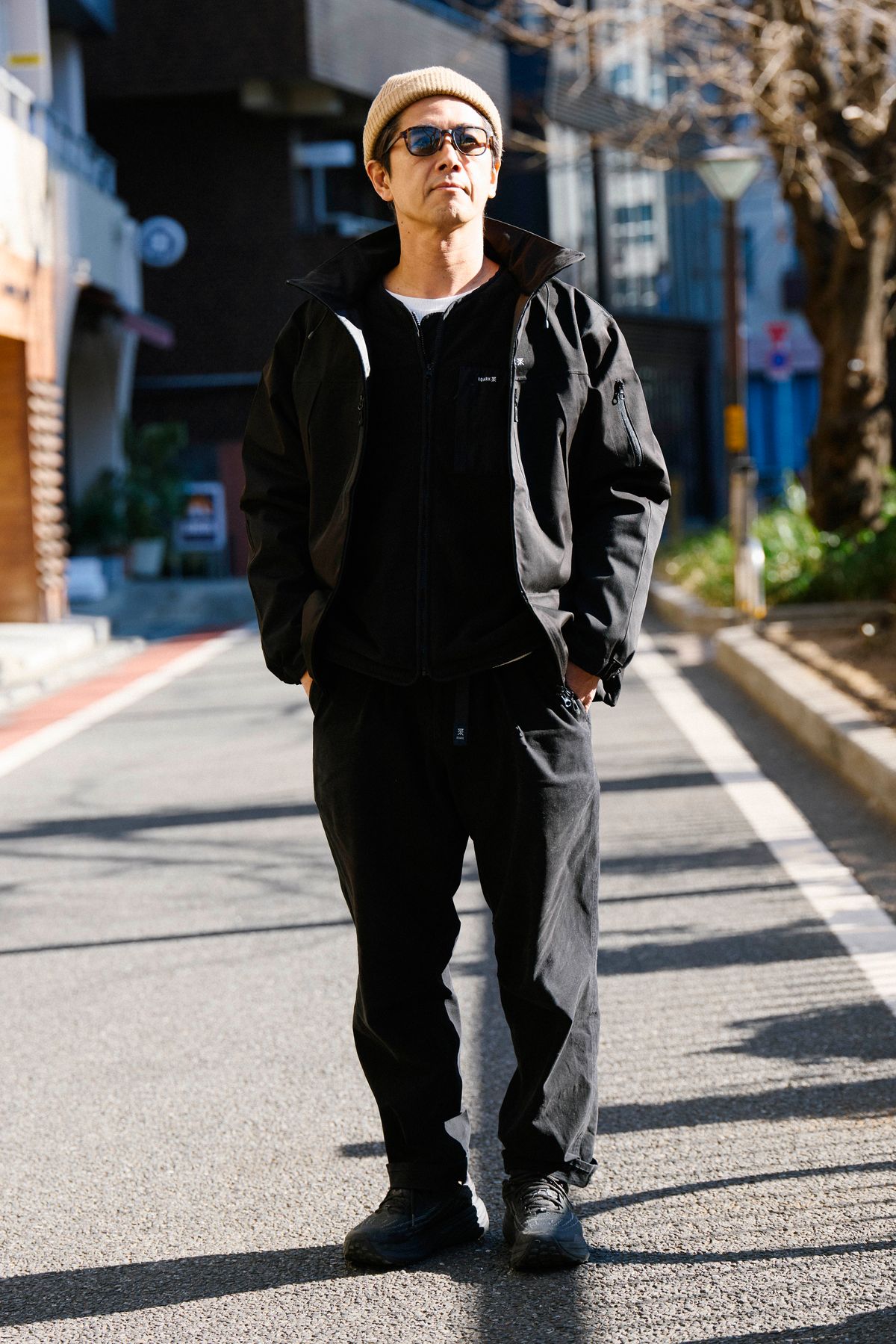 ジャケット、パンツ、帽子＝すべてロアーク