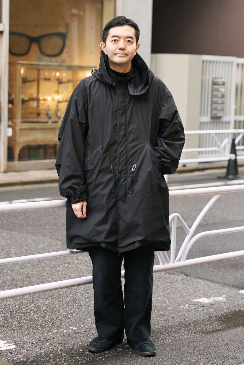 コート、ニット、パンツ＝すべてコモリ