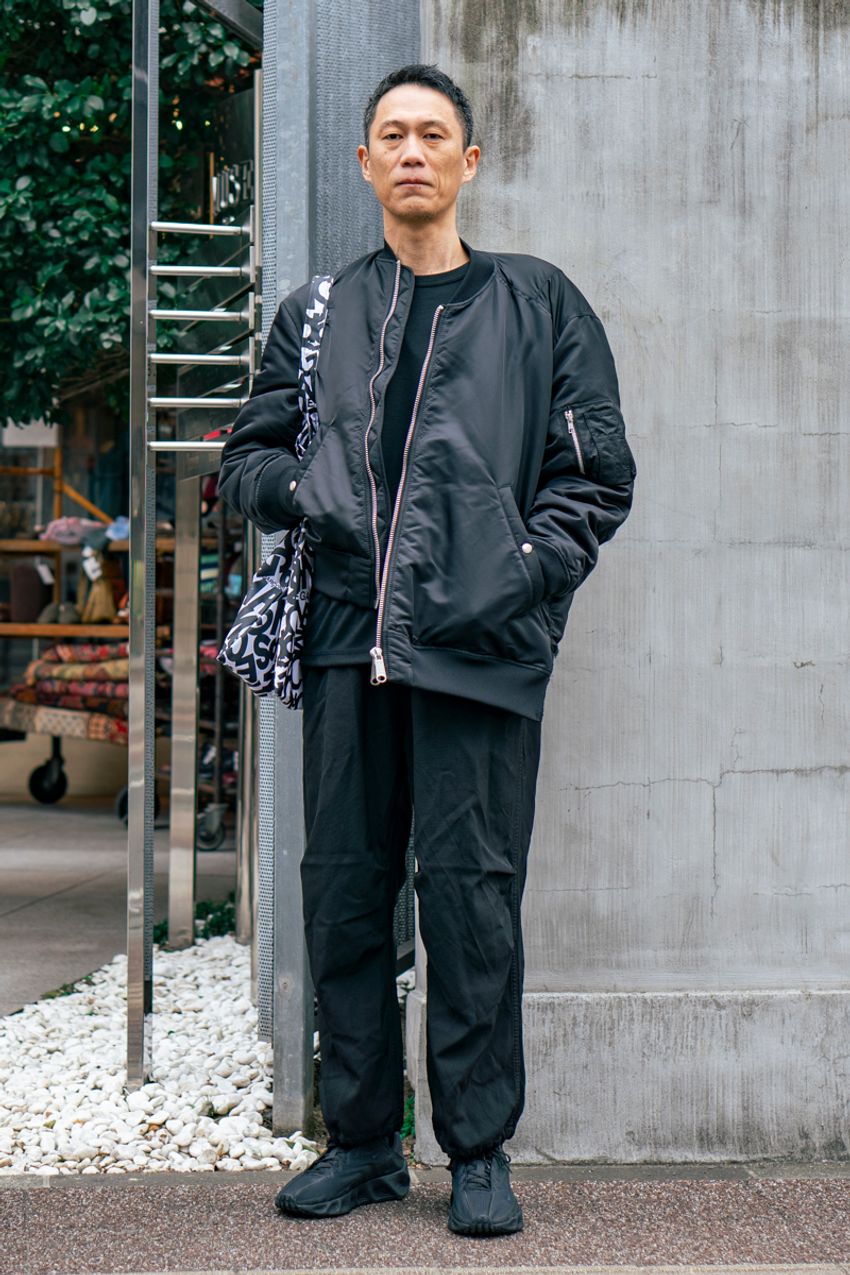 街で見つけた“ブラックコーデ”の達人5名を勝手に招集！全身黒コーデを単調に見せない“素材使い” - 3枚目の画像