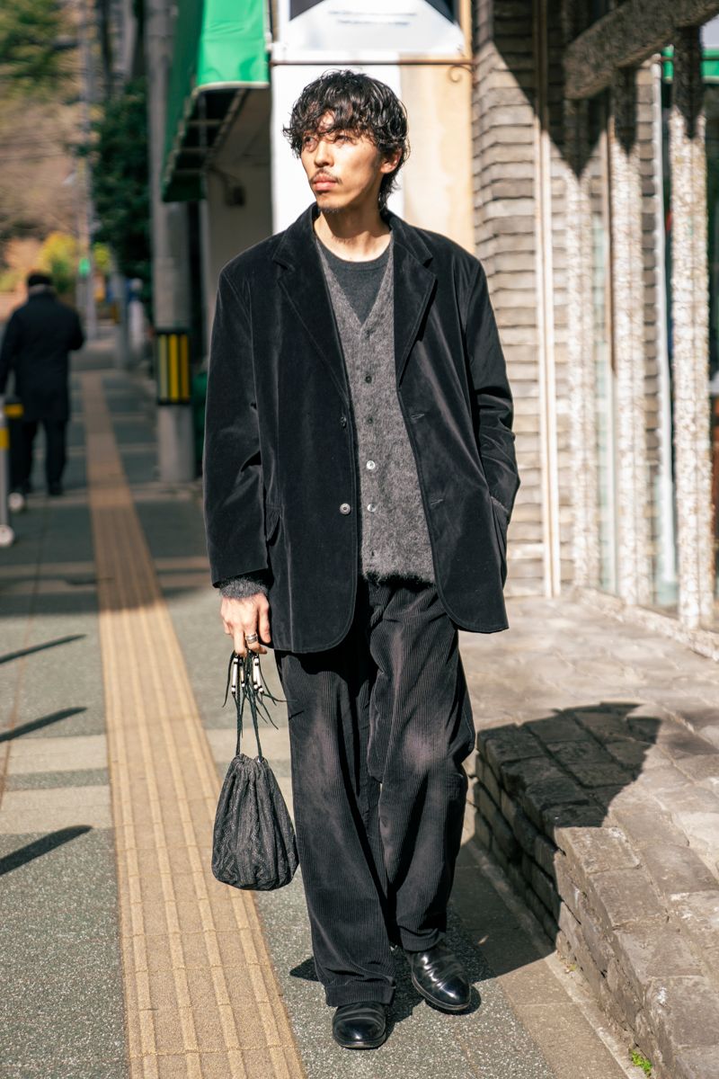 ジャケット、ニット、パンツ＝すべて古着