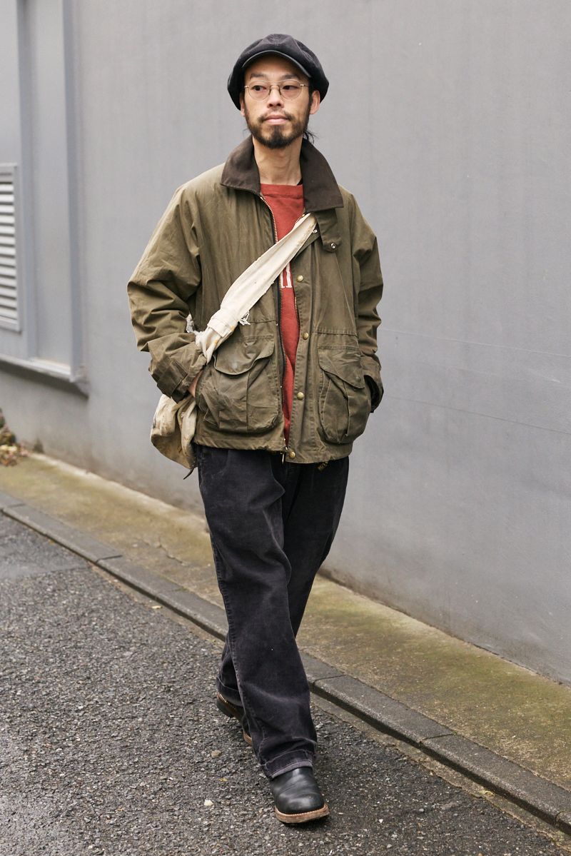 ジャケット＝フィルソン　スウェット、バッグ＝ともに古着　デニム＝ポロラルフローレン　シューズ＝ローリングダブトリオ　帽子＝ダッパーズ　眼鏡＝アイヴァン 