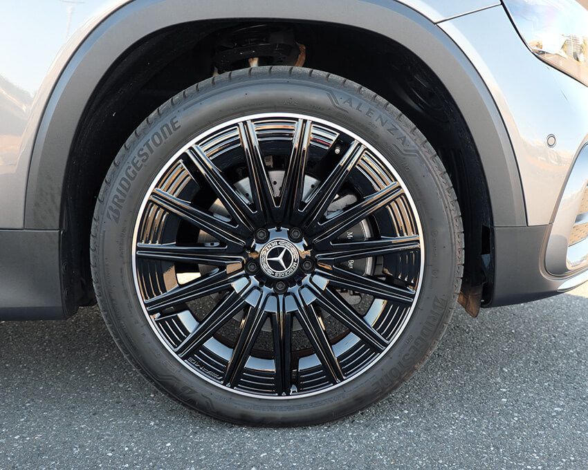 20インチAMGアルミホイールを装着。