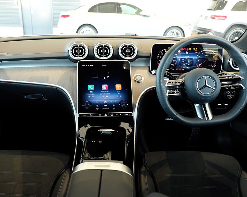 今回の改良と同時に、車内の内装を仕上げる装飾部材がウッド調に変更されている。