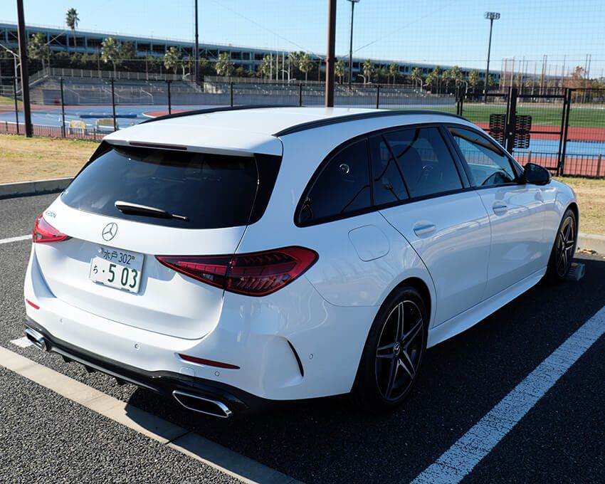 Cクラスワゴンのスポーツの場合、ルーフレールもブラックになる。