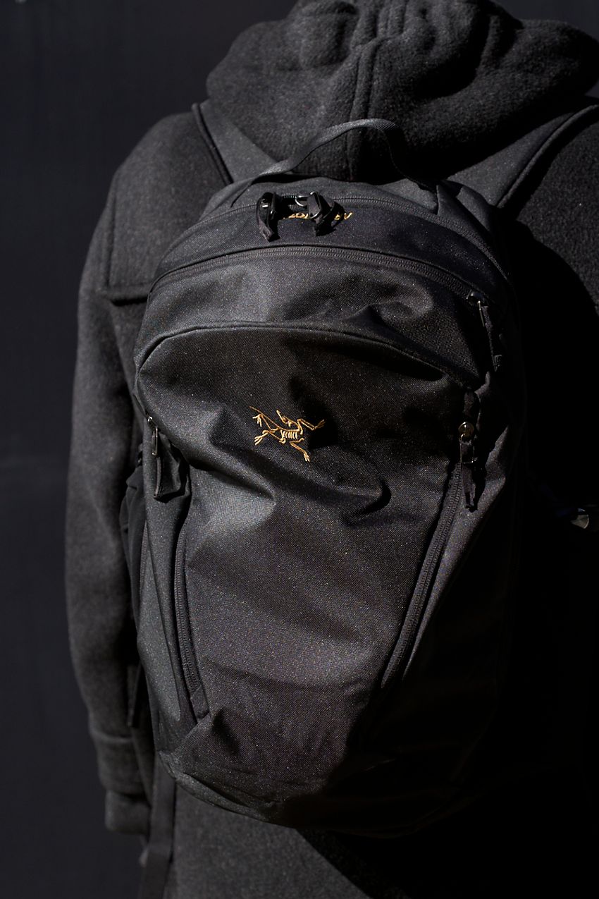 「黒バックパック、みんな何持ってる？」街角のリアルな答えは、ギャルソン、アーク、グレゴリーetc. - 3枚目の画像