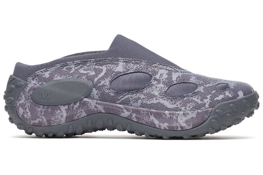 「Jungle Trek Mule RMT」1万7600円／メレル（丸紅コンシューマーブランズ　03-6838-9677） 「Jungle Trek Mule RMT」は、名作ジャングルモックのDNAを起点にしたミュールモデル。通気性の高いメッシュアッパーに「2 Tone Torn Camo」を重ね、視覚的な奥行きを演出する。