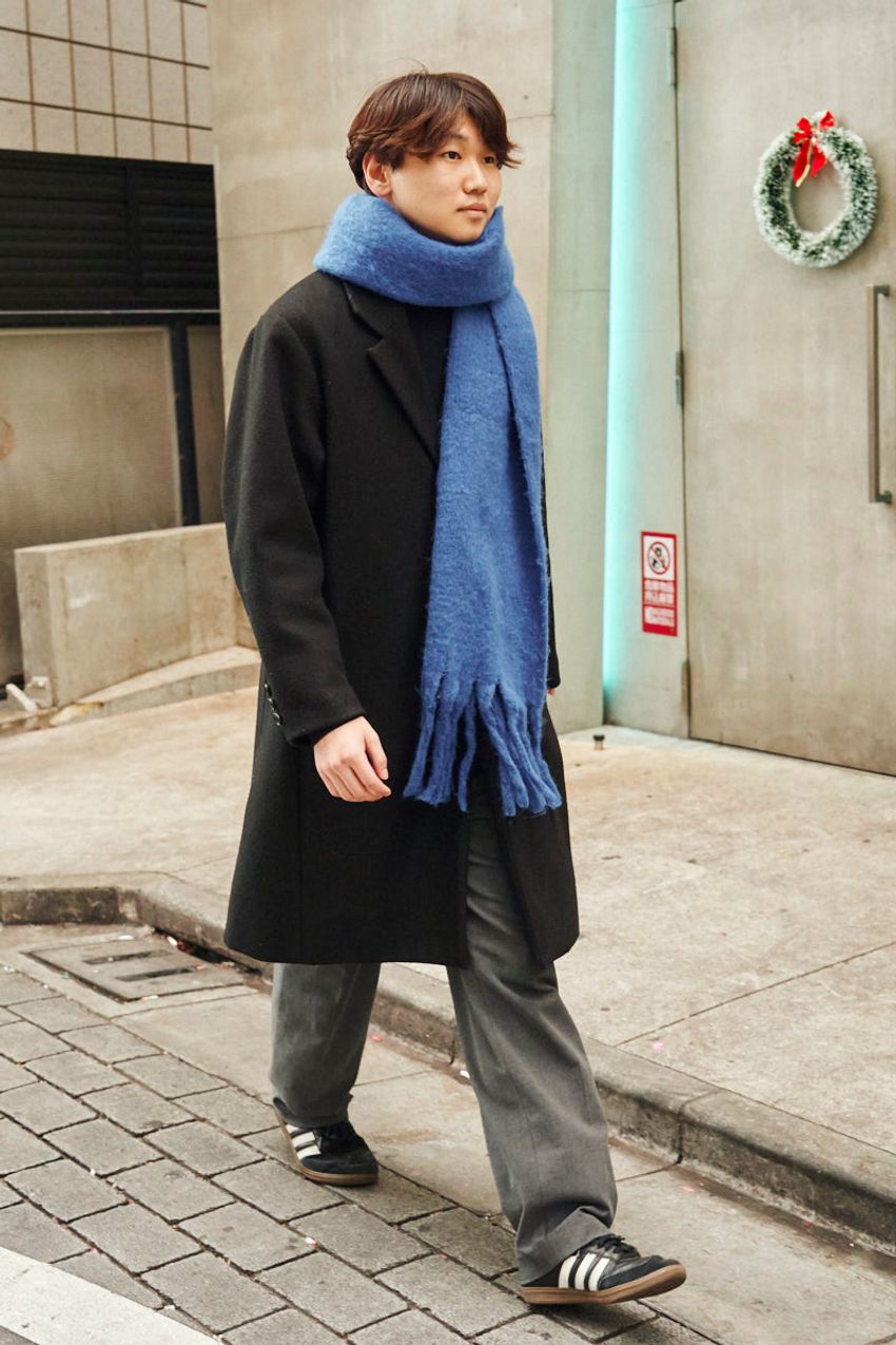 洒落者たちがまとった「青い服」。清潔感と知性をまとったコーデ好例をスナップで - 6枚目の画像