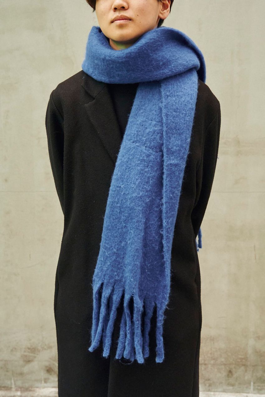 洒落者たちがまとった「青い服」。清潔感と知性をまとったコーデ好例をスナップで - 7枚目の画像