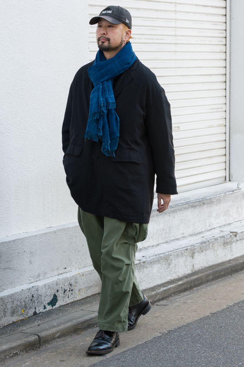 洒落者たちがまとった「青い服」。清潔感と知性をまとったコーデ好例をスナップで - 4枚目の画像