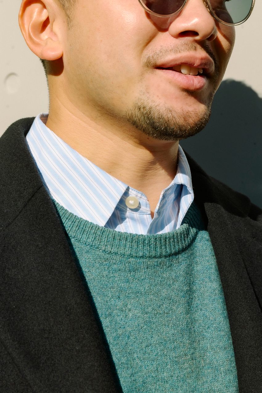 洒落者たちがまとった「青い服」。清潔感と知性をまとったコーデ好例をスナップで - 9枚目の画像