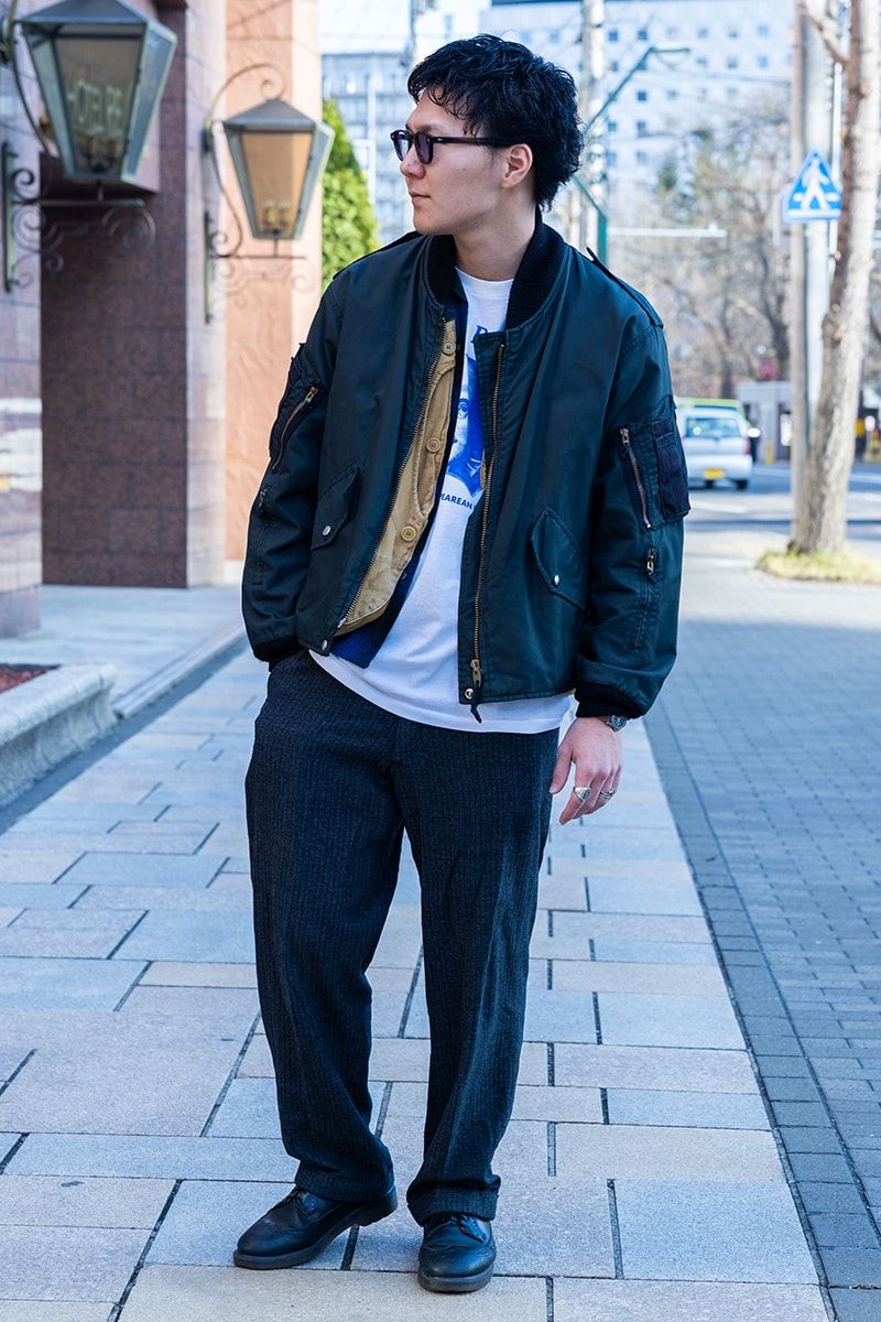 ジャケット、パンツ、リング＝すべて古着