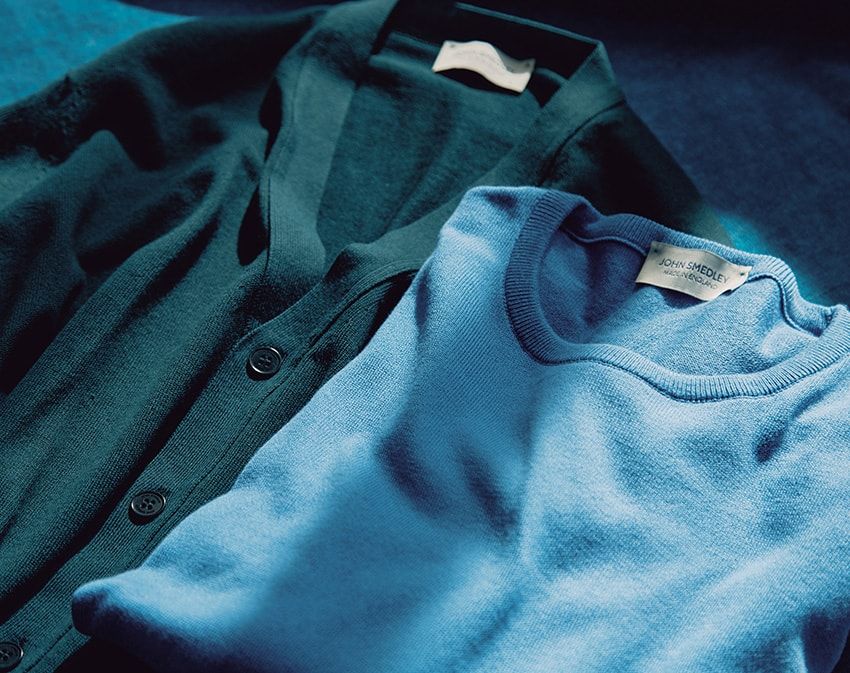 クルーネック5万3900円、 カーディガン6万3800円／ともにジョン スメドレー（リーミルズ＆カンパニーd　03-6277-5715）