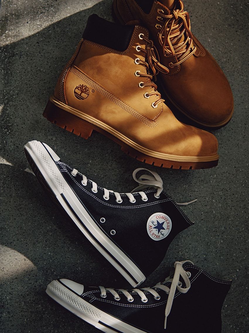 ブーツ3万3000円／ティンバーランド（VFジャパン　0120-558-647）、 スニーカー6490円／コンバース　0120-819-217