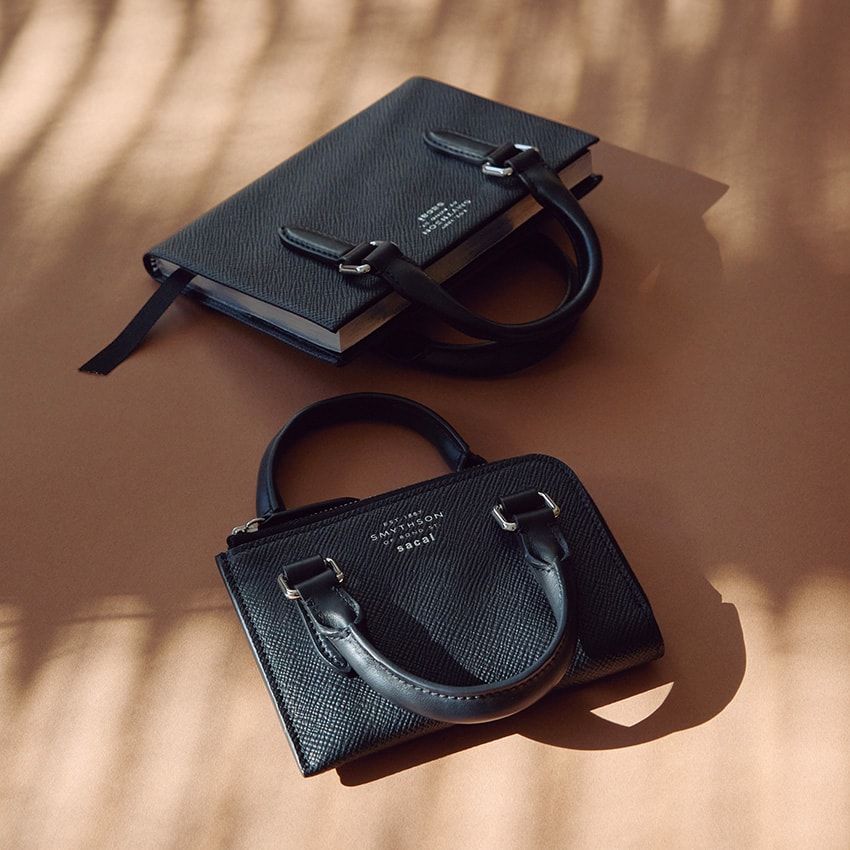 ノートブックH15.5×W13.8×D1.5cm 7万5000円、 スモールポーチH17×W16.5×D1.8cm 11万5000円／ともにスマイソン × サカイ（サカイ　03-6418-5977）