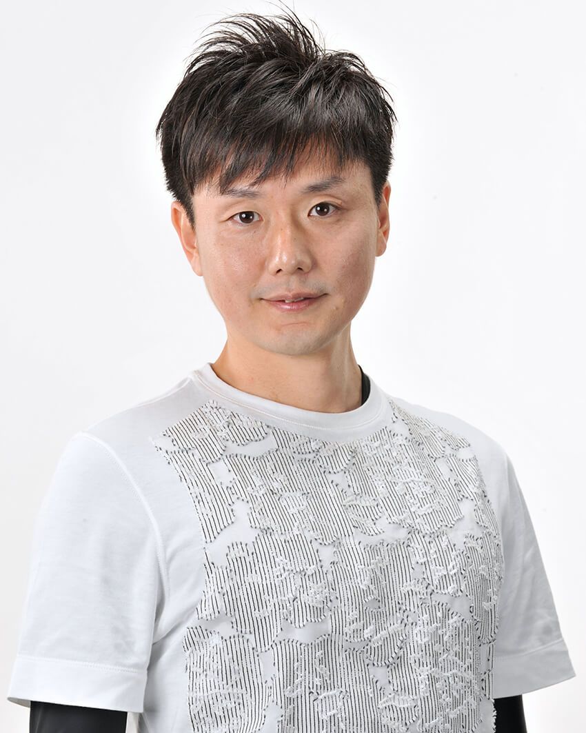 高橋義人さん●パーソナルトレーナー。トレーナー歴約30年。自身も実践者として、49歳の現在も20代のような体の動きを維持。従来の骨盤・股関節アプローチとは異なる、独自の「頚椎7番（C7）」を軸とした体の動かし方を提唱し、多くのデスクワーカーの体の不調改善に定評がある。