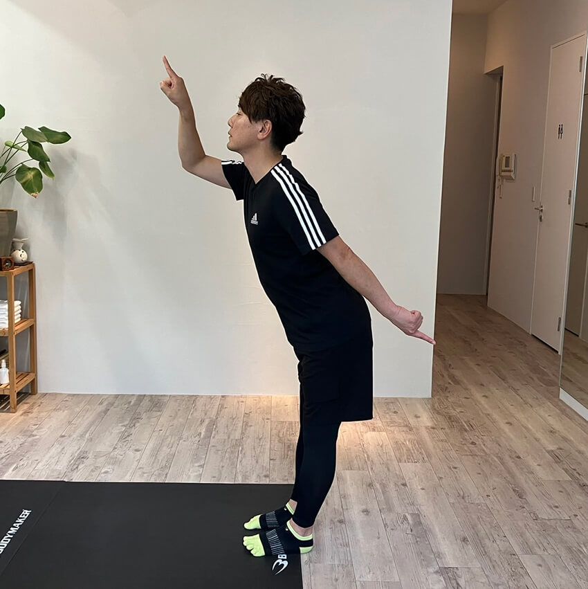 ※顎とお尻を斜め後方に引っ張り合う意識を保つ