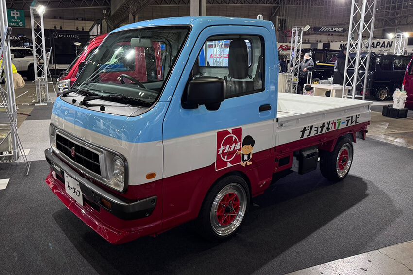 公式車名が「吉田電器」（笑）。スズキキャリートラックをベースにBEYOND JAPAN／fusion FROM SPIEGELが手がけました。こんなんでエアコンとかテレビとか、運んでいただきたいです。