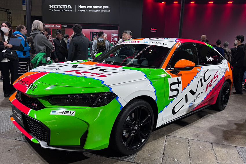 ホンダ シビックe:HEV RSプロトタイプ。間もなく登場予定の、ハイブリッド車としては初となる「RS」を冠したモデルです。実はこのカラーリング、弊社が担当いたしました。