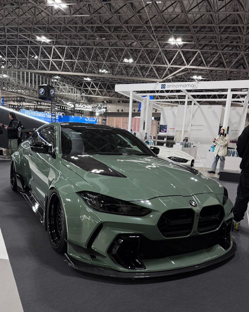 adro（エイドロ）のパーツをまとったBMW M4。やっぱりグリーン党の僕としては、もうこの色大好きです。大好物。 
