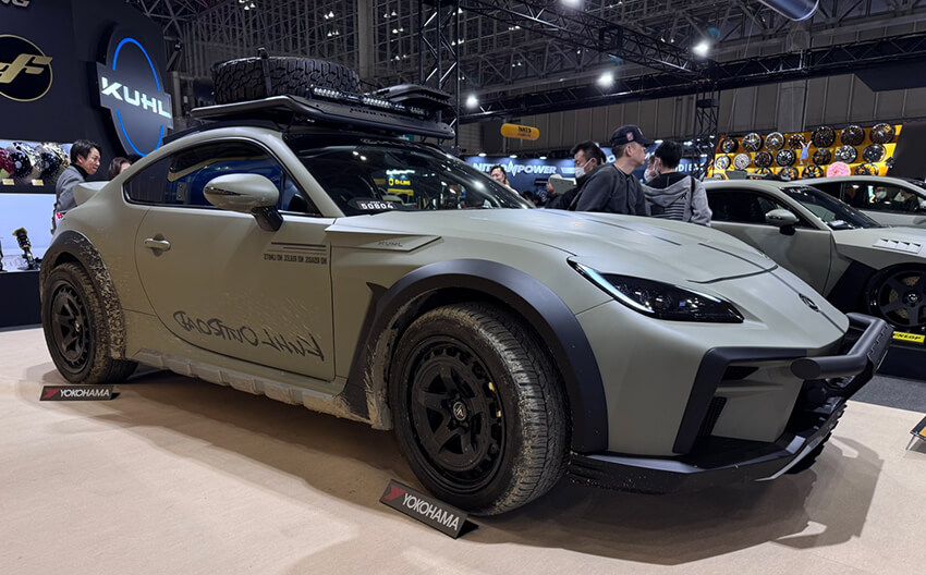 KUHL JAPANのトヨタGR86“KUHLRACING OUTROAD W”です。ワイドボディキットもよく似合ってますし、このツヤ消しのグリーンもいいですね。  