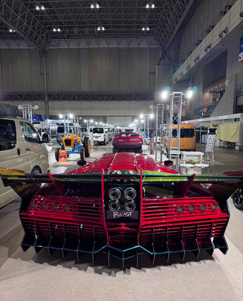 リアのど真ん中に、4つのマフラーエンドが見えます。火を噴いて飛んで行きそうですが、実は車検対応なので公道走行が可能です。