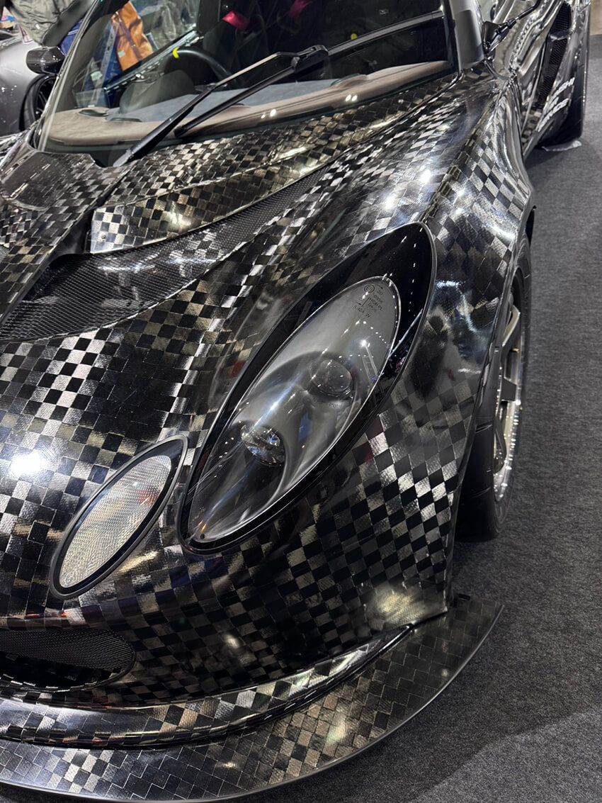 多分、表面は恐らくカーボンの手張りで、クリア塗装までされています。相当手間をかけて仕上げられた一台です。