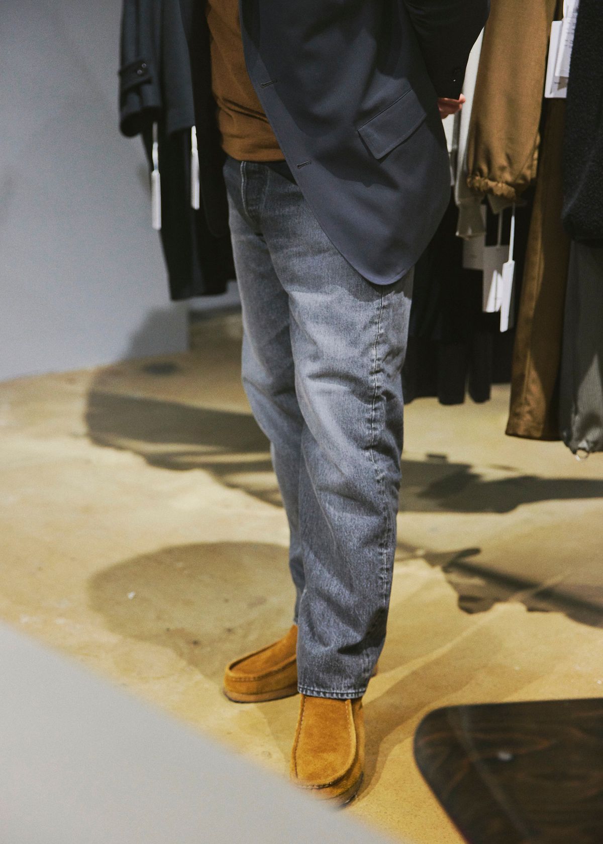 新井さんがブラックデニムの中でも「まさに理想の色落ち」と絶賛するのが、この日穿いていたグラフペーパーのワイドストレートだ。「新品でもフェード感が味わえ、かつ太さもある。程よいテーパードが入っているので綺麗に見えます。ブラックの501もここまでもっていきたいですね」。
