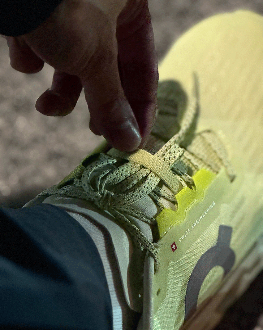 シュータン部分のバンドで靴紐を留めることが可能。細かな部分も抜かりないランナー思いの1足だ。