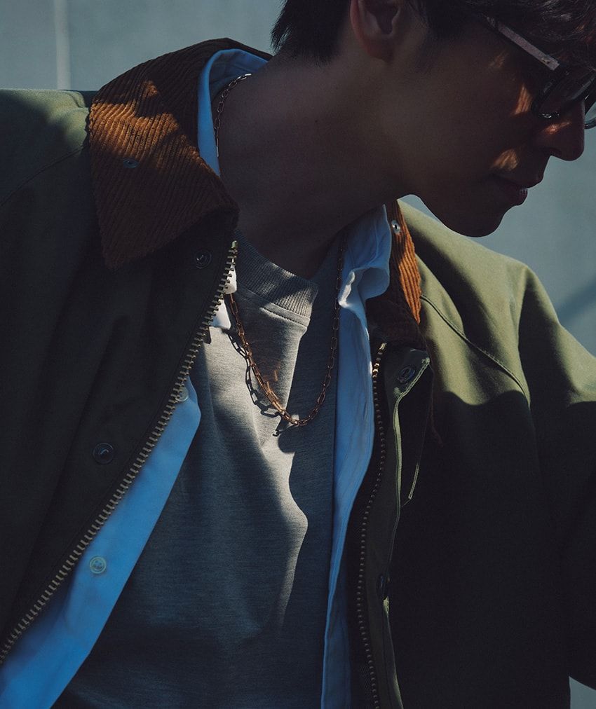 「サントス ドゥ カルティエ」PG。96万2500円［スモールモデル］／カルティエ　0120-1847-00、ジャケット5万9400円／バブアー（バブアー パートナーズ ジャパン　03-6380-9170）、シャツ3万1900円／ブルックス ブラザーズ（ブルックス ブラザーズ ジャパン　0120-02-1818）、Tシャツ1万9800円／キャバン（キャバン 丸の内店　03-3286-5105）、メガネ4万6200円／ミスタージェントルマン アイウェア（ジョイ エブリ タイム　03-5937-1965）