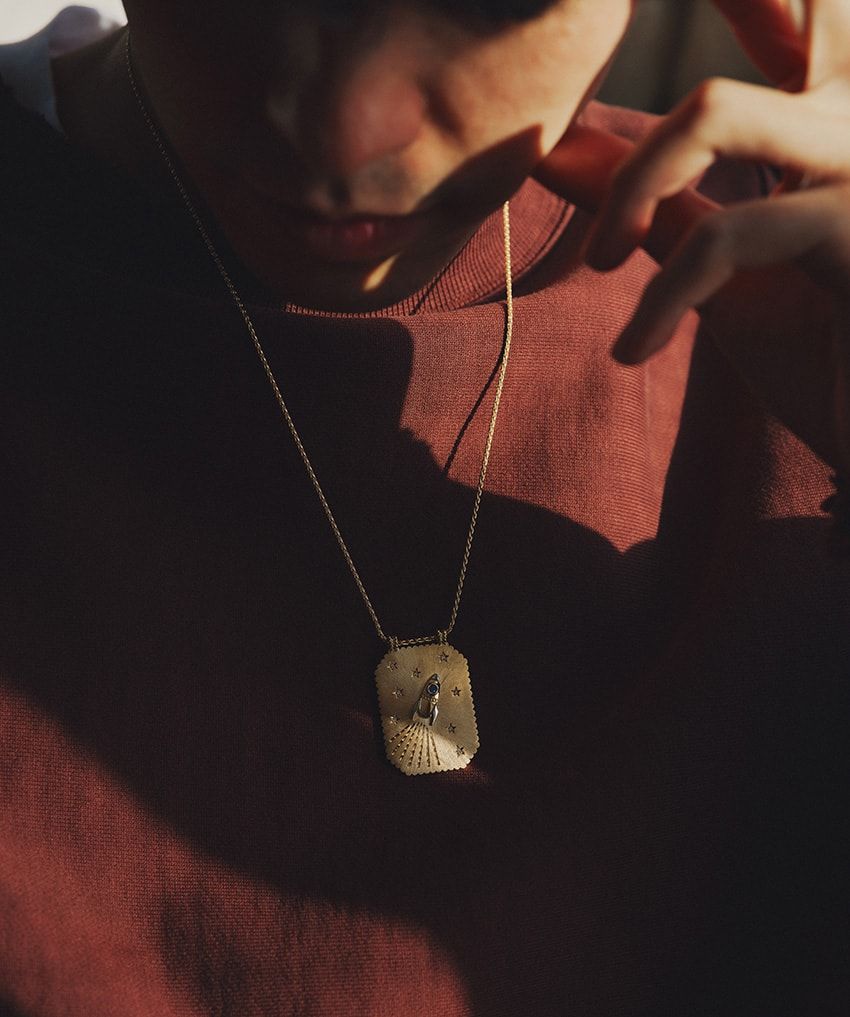 「ラブユー トゥーザムーン スカピュラネックレス」K18YG、サファイア、ダイヤモンド。186万6700円／マリー リシュテンベルグ（チェリッシュ インク　080-3206-5821）、スウェット2万6400円／カイメン　keimen.official.ec