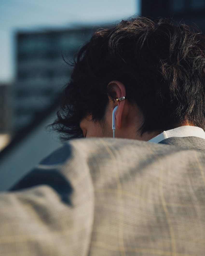 「ナンバリング ダイヤモンドイヤーカフ」ピュアゴールド、ロジウムカラーコーティング、ラボグロウンダイヤモンド。7万7000円／メゾン マルジェラ（マルジェラ ジャパン　0120-934-779）、ジャケット5万9400円／トゥモローランド　0120-983-522、ニット5万3900円／ジョン スメドレー（リーミルズ＆カンパニー　03-6277-5715）