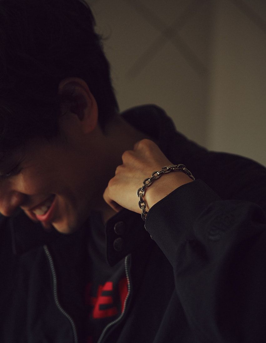 ブレスレット。シルバー。35万4200円／クロムハーツ（クロムハーツ トーキョー　03-5766-1081）、ジャケット4万1800円／ザ・ノース・フェイス パープルレーベル（ナナミカ マウンテン　03-6416-3012）、Tシャツ1万9800円／サイラス　silas