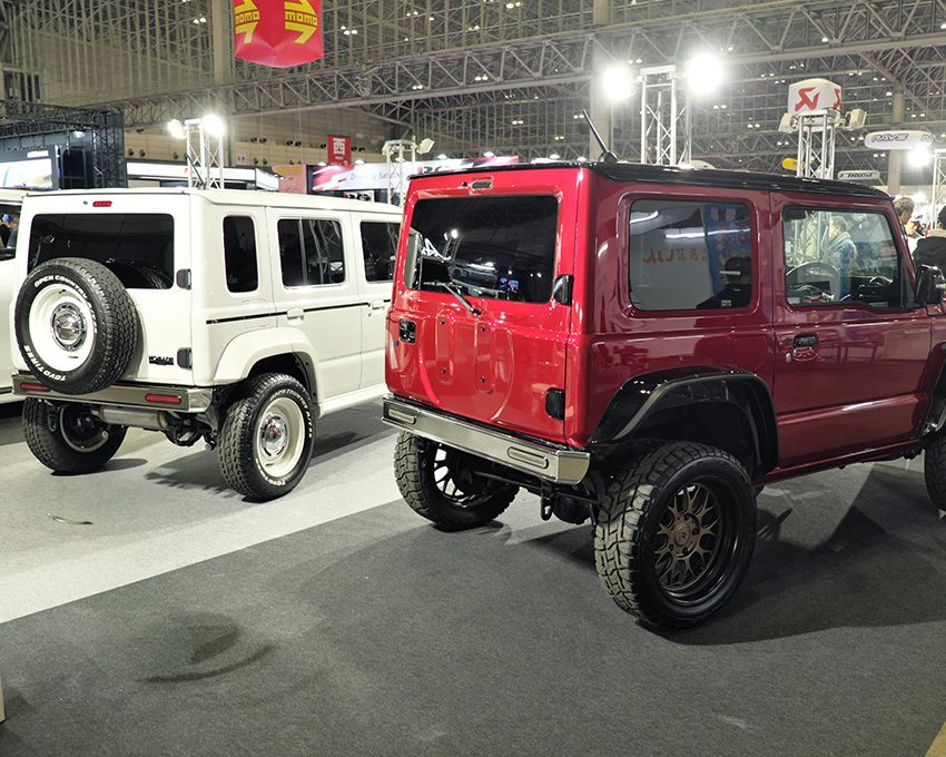 両車に備えられた鏡面仕上げのステンレスバンパーも、この雰囲気には欠かせないアイテムだ。